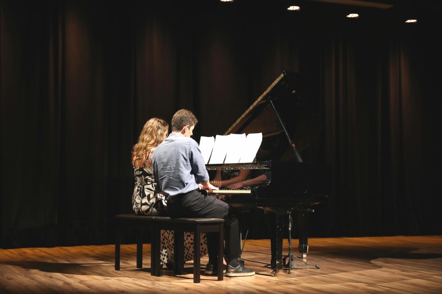 Композитор працює над новим твором за піаніно