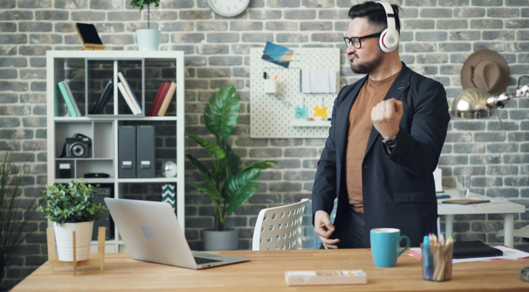 Музична студія з сучасним обладнанням для навчання композиції